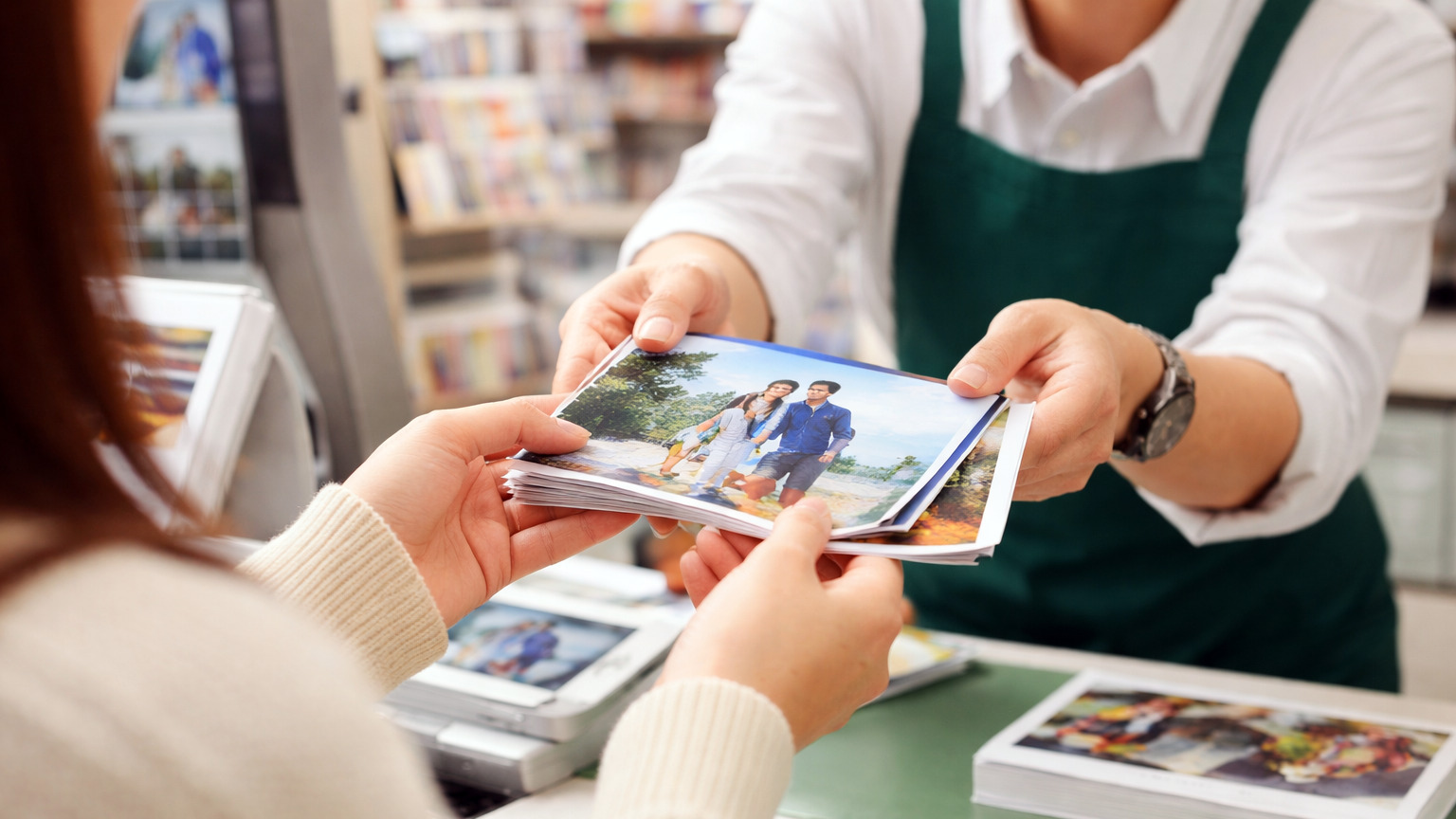 店頭で写真プリントを受け取るイメージ写真