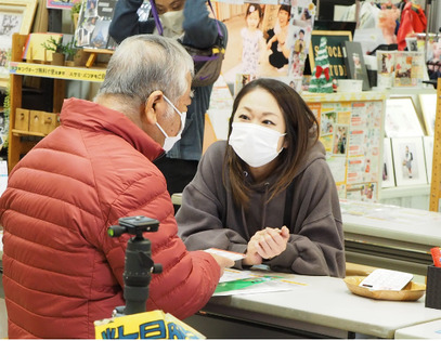 スタッフと打ち合わせ