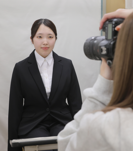 証明写真スタジオでの撮影風景